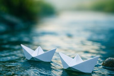 Gefaltete Papierboote im Wasser {{brizy_dc_image_alt imageSrc=